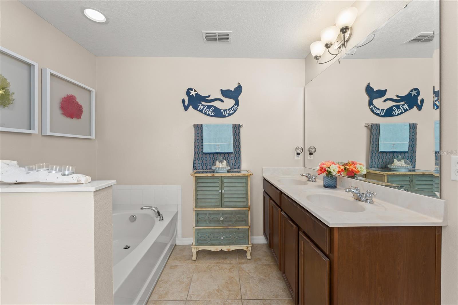 Image 32 of 63 For 4954 Castle Street E