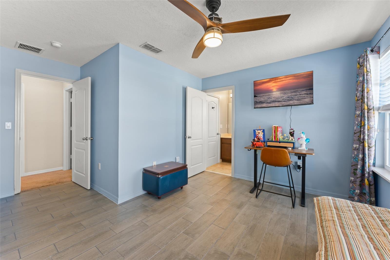 Image 38 of 63 For 4954 Castle Street E