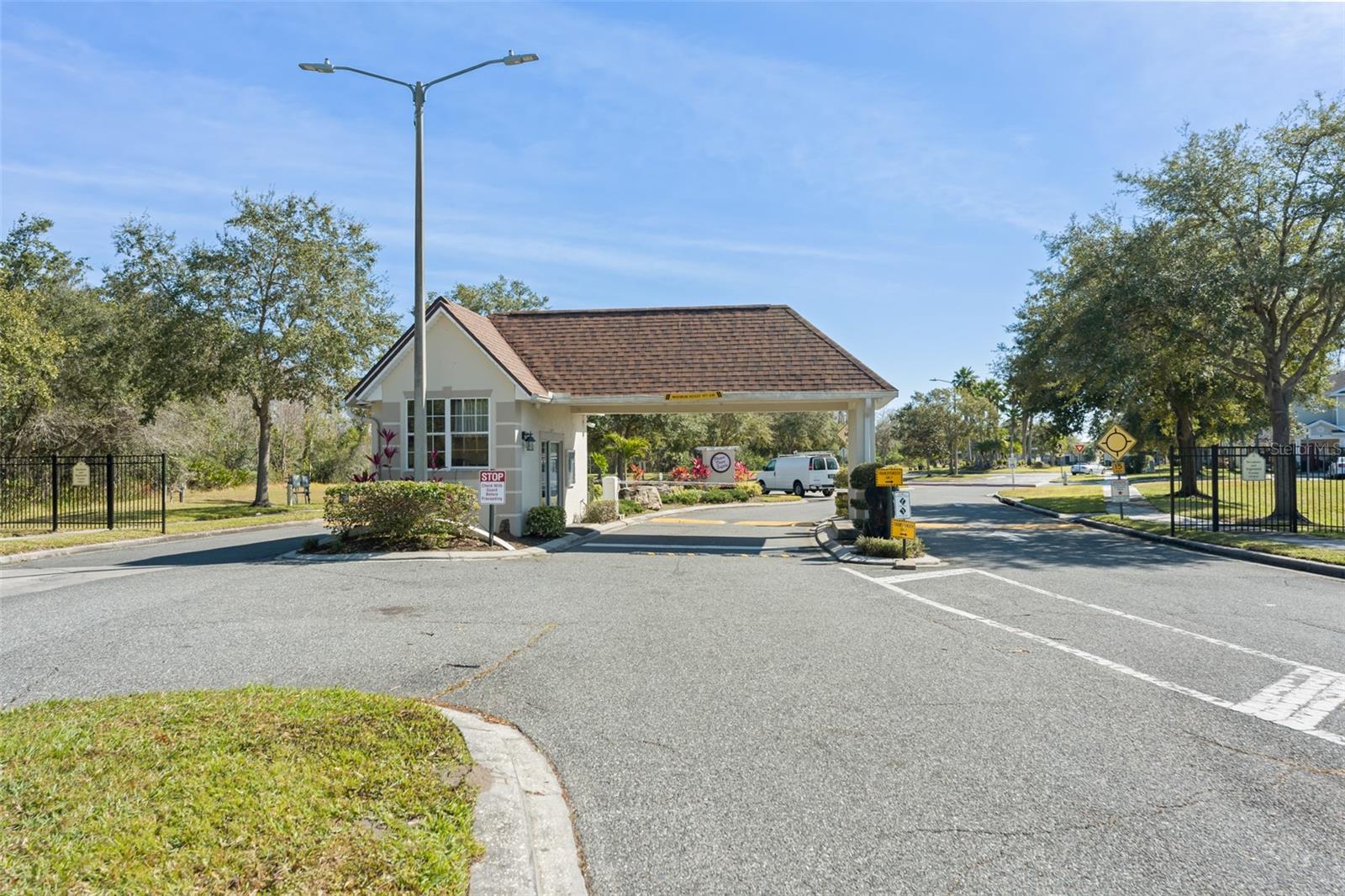 Image 4 of 63 For 4954 Castle Street E