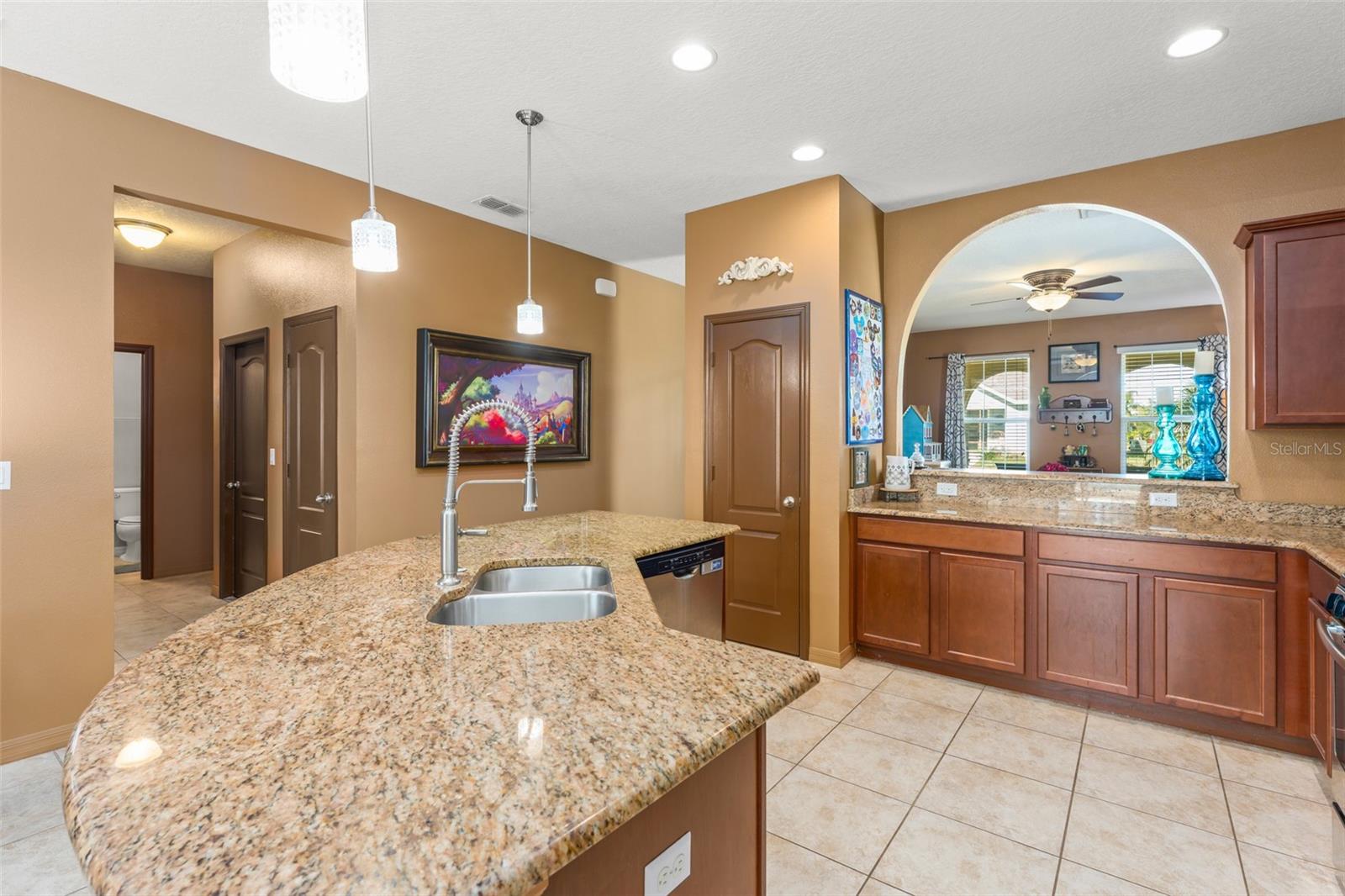 Image 8 of 63 For 4954 Castle Street E