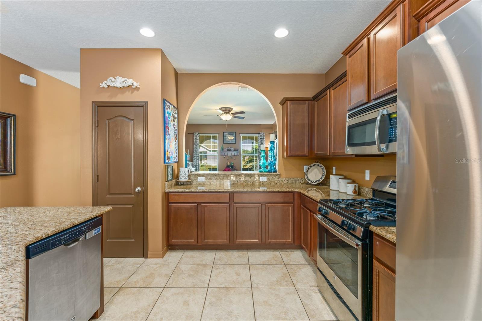 Image 9 of 63 For 4954 Castle Street E