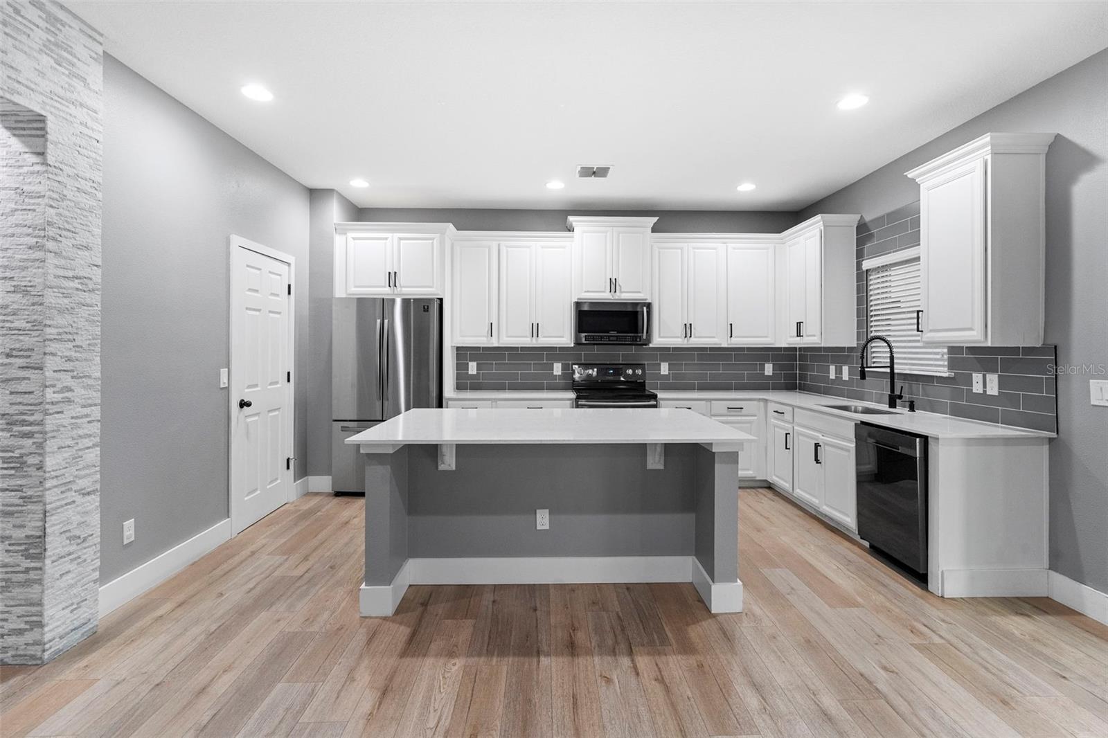 Image 21 of 59 For 684 Seven Oaks Boulevard