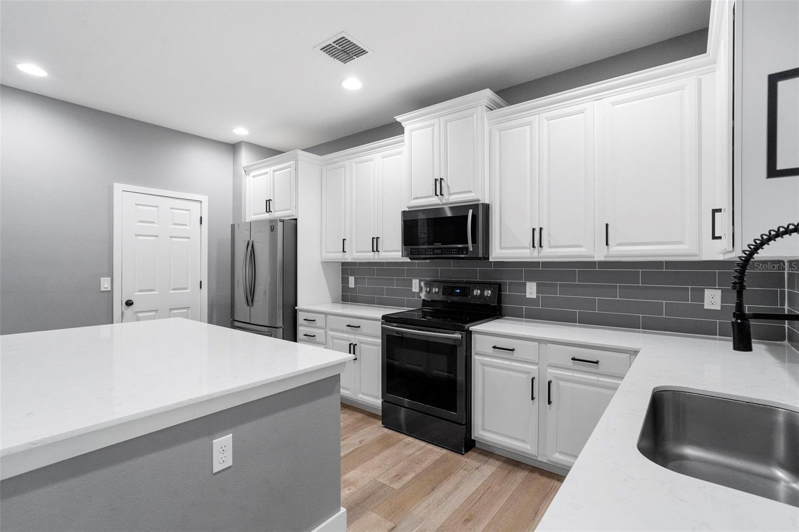 Image 22 of 59 For 684 Seven Oaks Boulevard