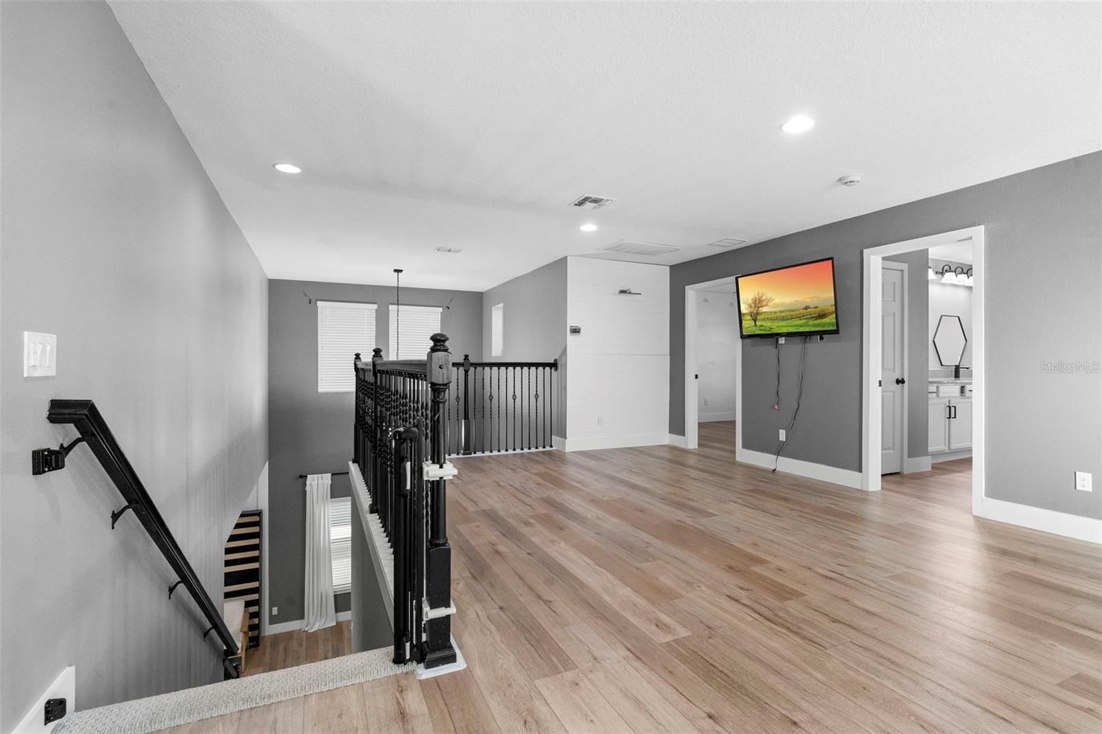 Image 28 of 59 For 684 Seven Oaks Boulevard