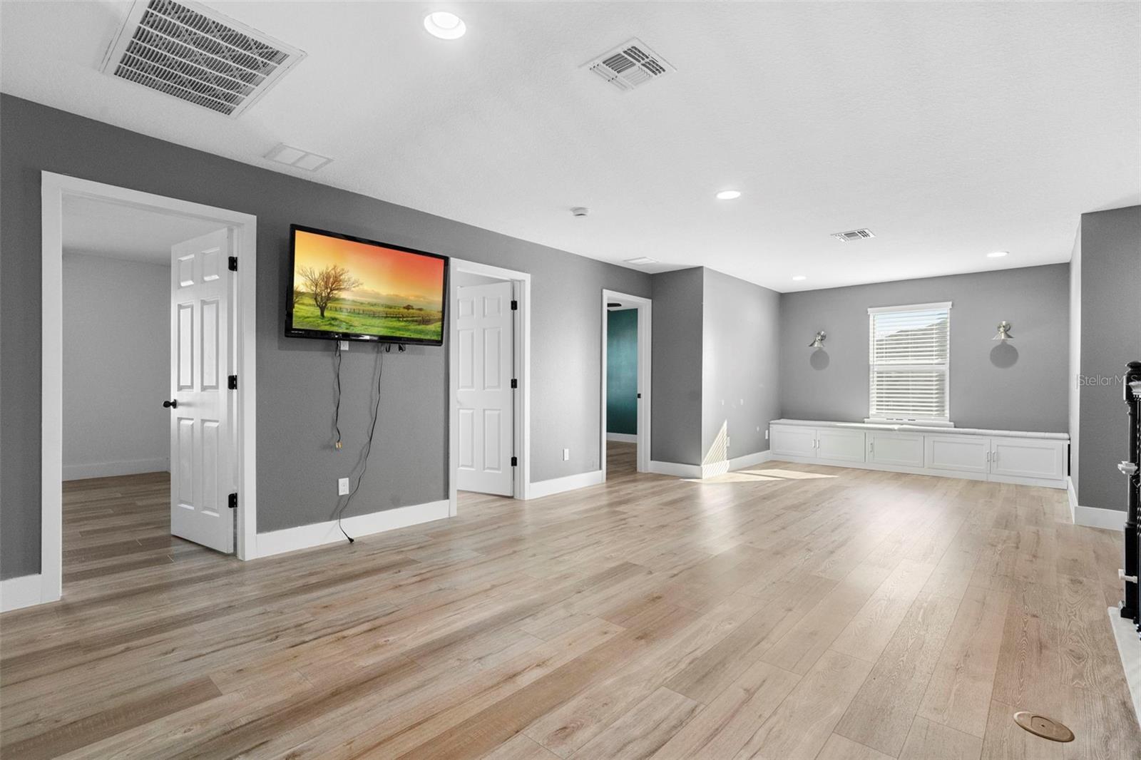 Image 30 of 59 For 684 Seven Oaks Boulevard