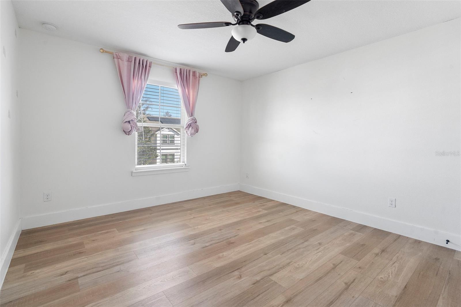 Image 33 of 59 For 684 Seven Oaks Boulevard