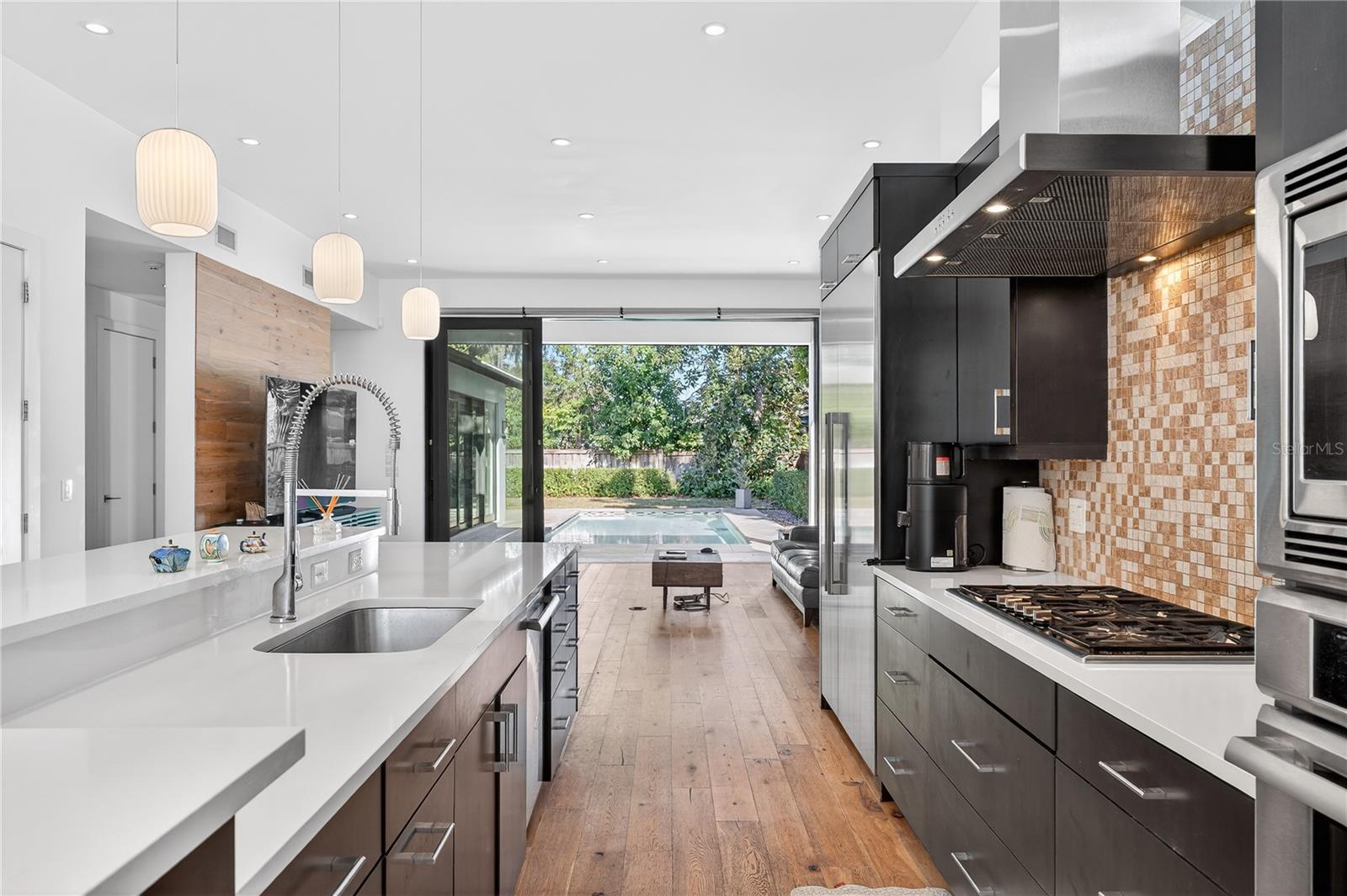 Image 11 of 45 For 911 Golfview Street