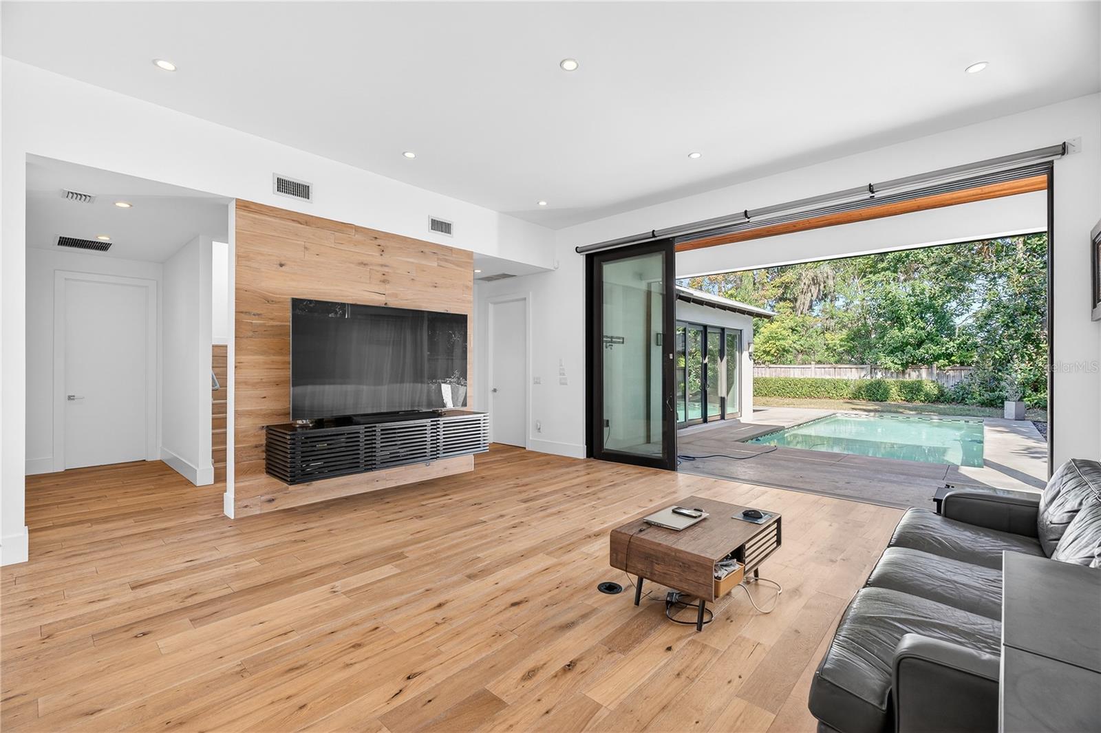 Image 16 of 45 For 911 Golfview Street