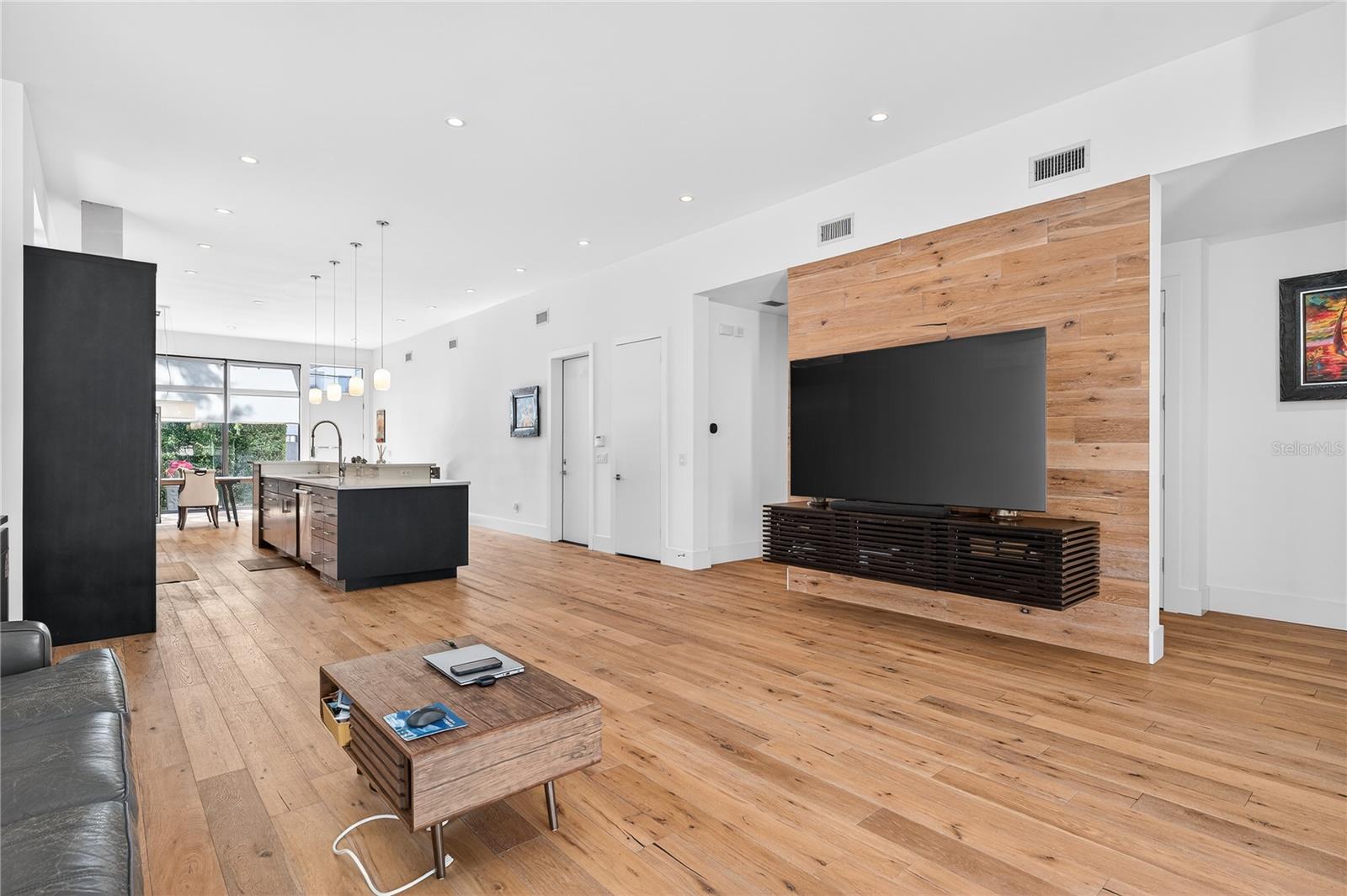 Image 17 of 45 For 911 Golfview Street