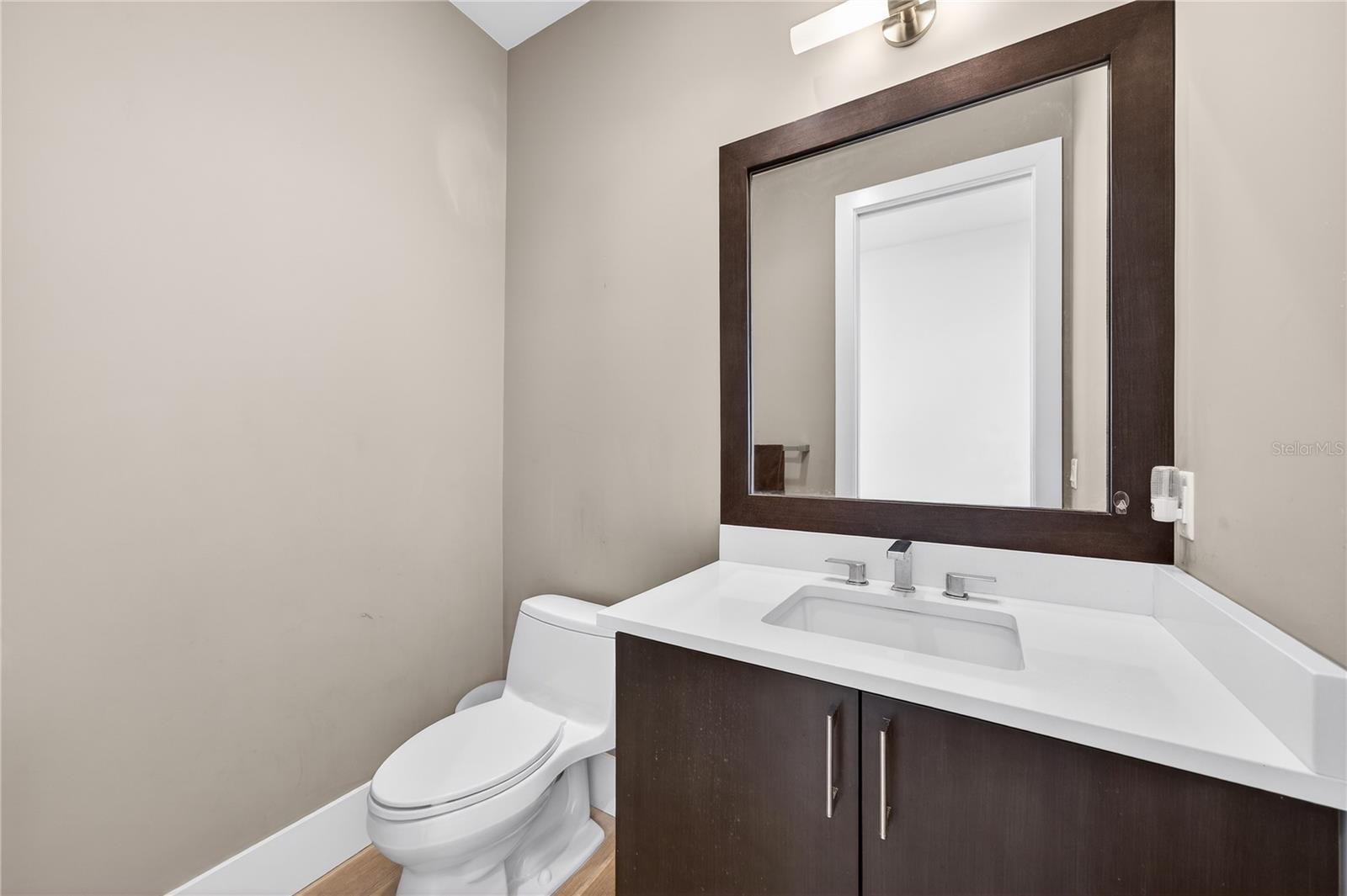 Image 18 of 45 For 911 Golfview Street