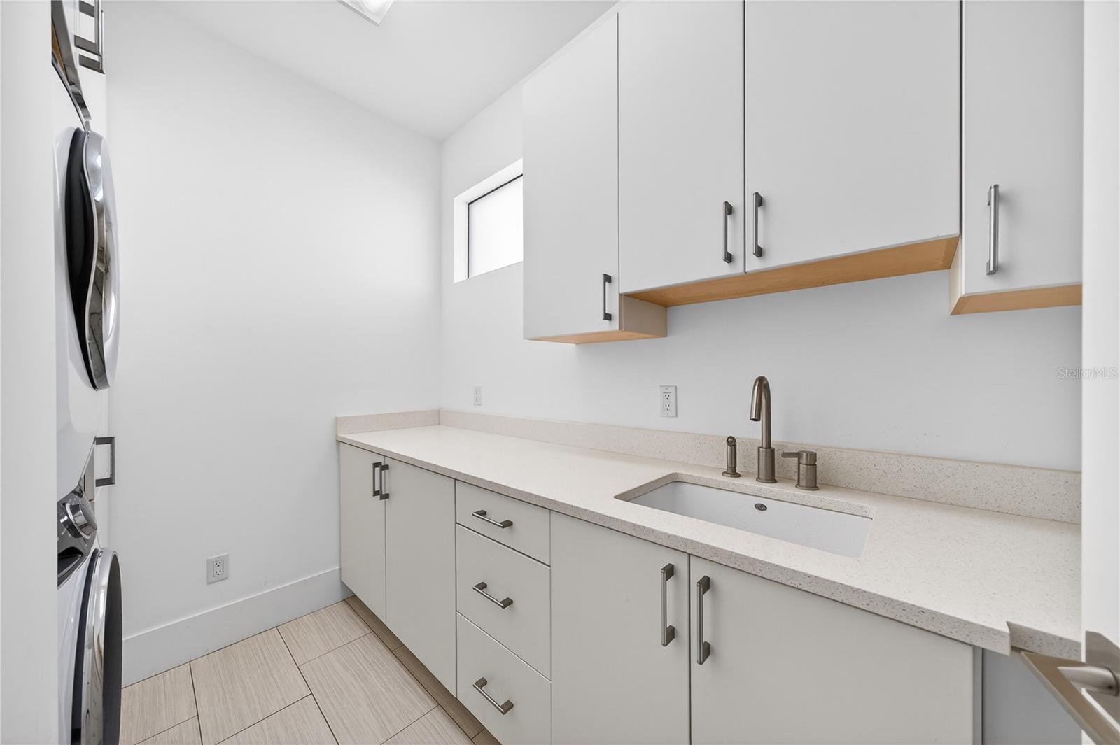 Image 19 of 45 For 911 Golfview Street