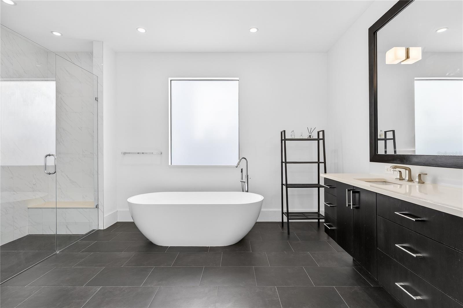 Image 21 of 45 For 911 Golfview Street