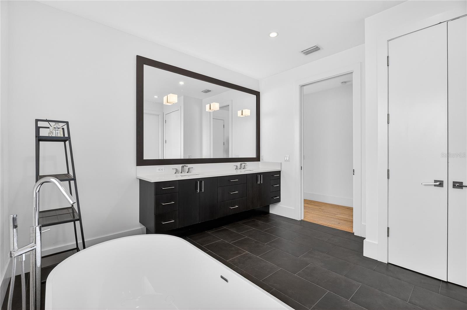 Image 22 of 45 For 911 Golfview Street