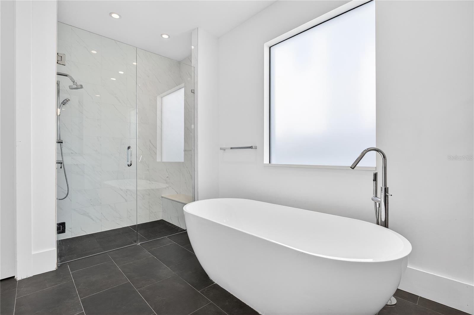 Image 23 of 45 For 911 Golfview Street