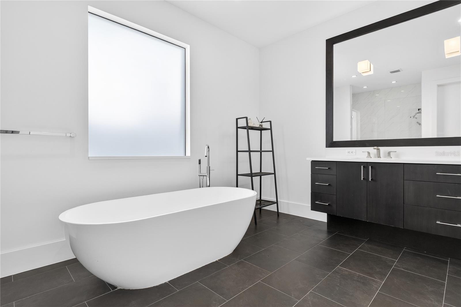 Image 24 of 45 For 911 Golfview Street