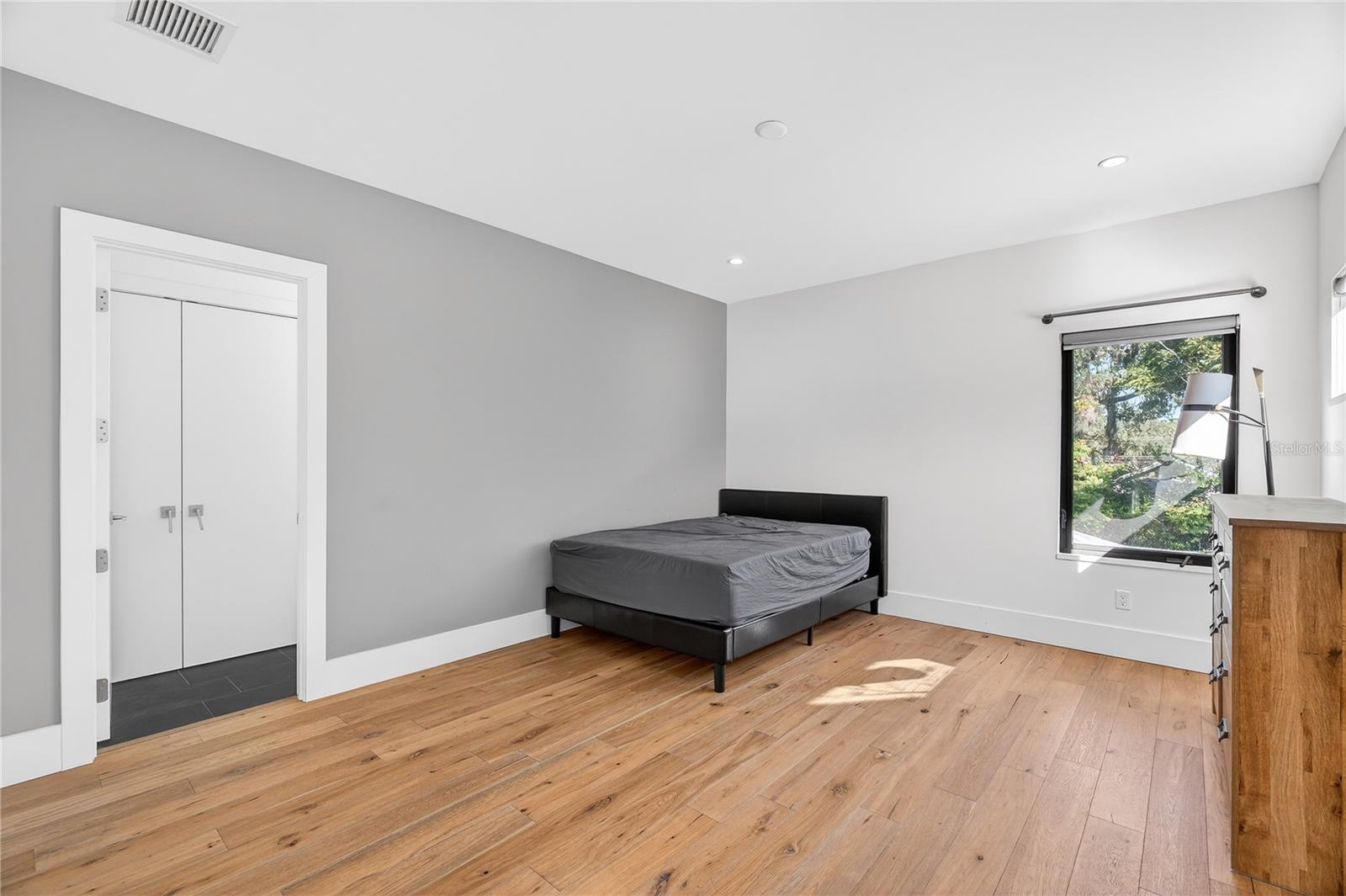 Image 28 of 45 For 911 Golfview Street