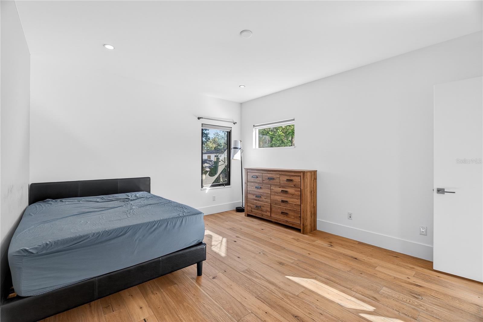 Image 29 of 45 For 911 Golfview Street