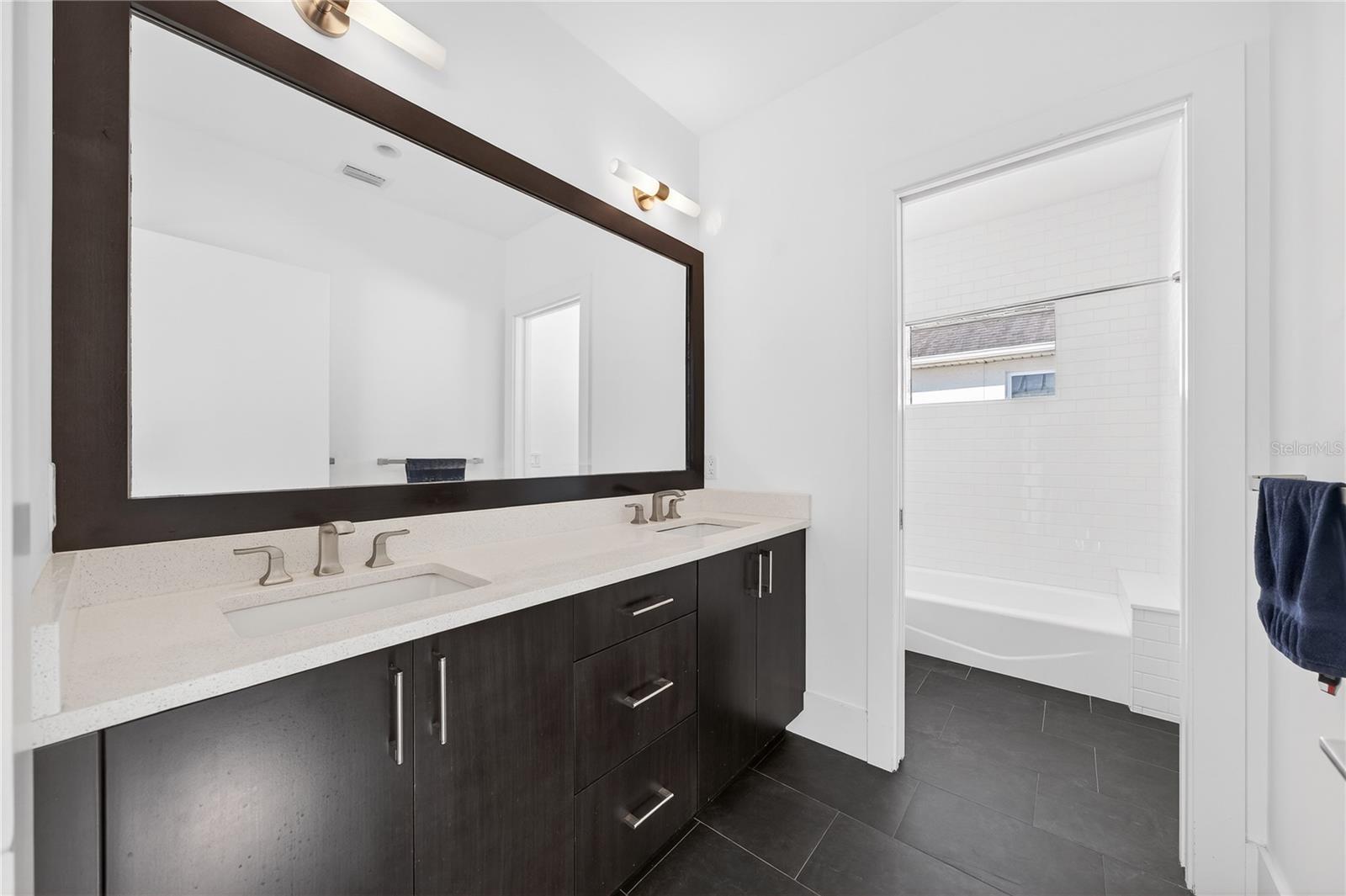 Image 33 of 45 For 911 Golfview Street