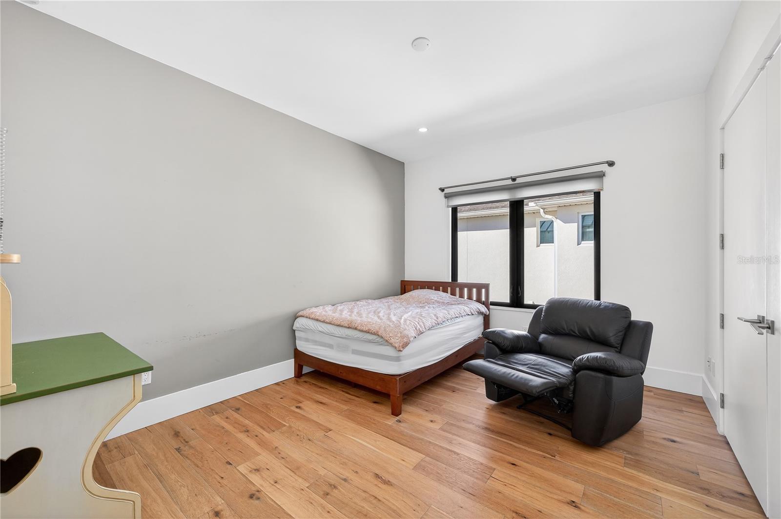 Image 35 of 45 For 911 Golfview Street