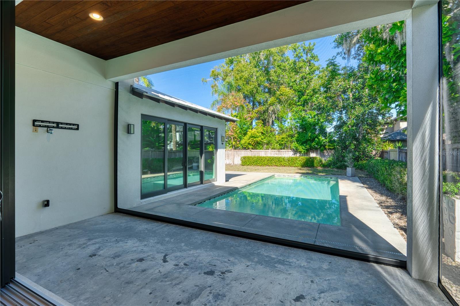 Image 40 of 45 For 911 Golfview Street