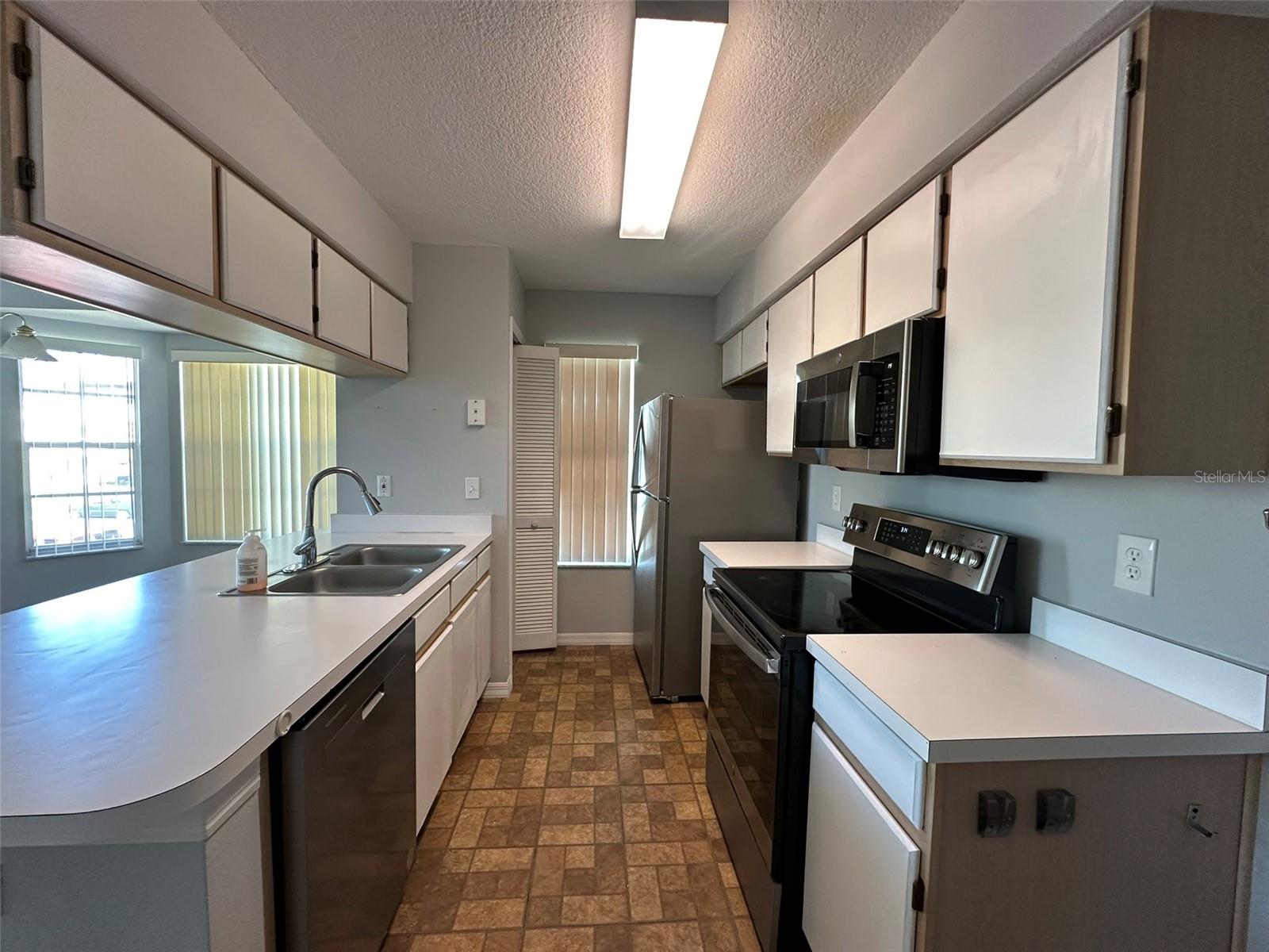 Image 8 of 9 For 2035 Royal Bay Boulevard 46