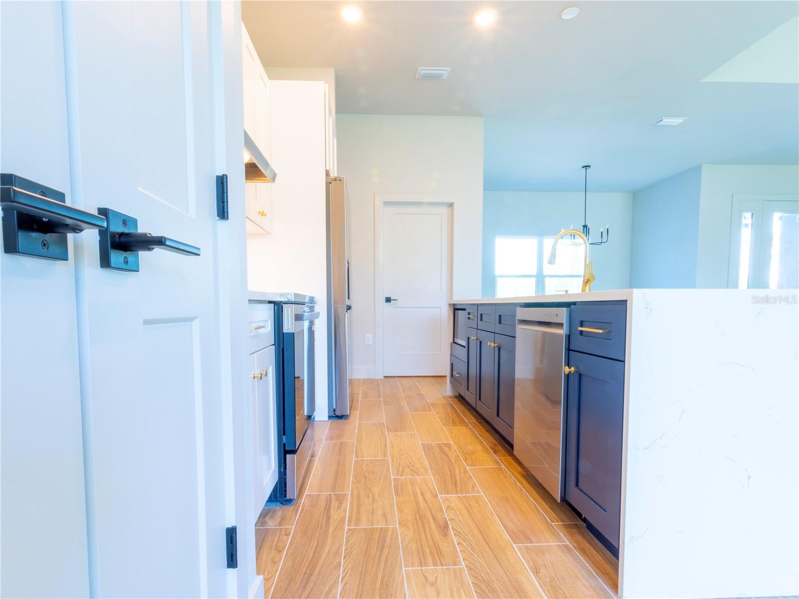 Image 21 of 73 For 14073 Naylor Avenue