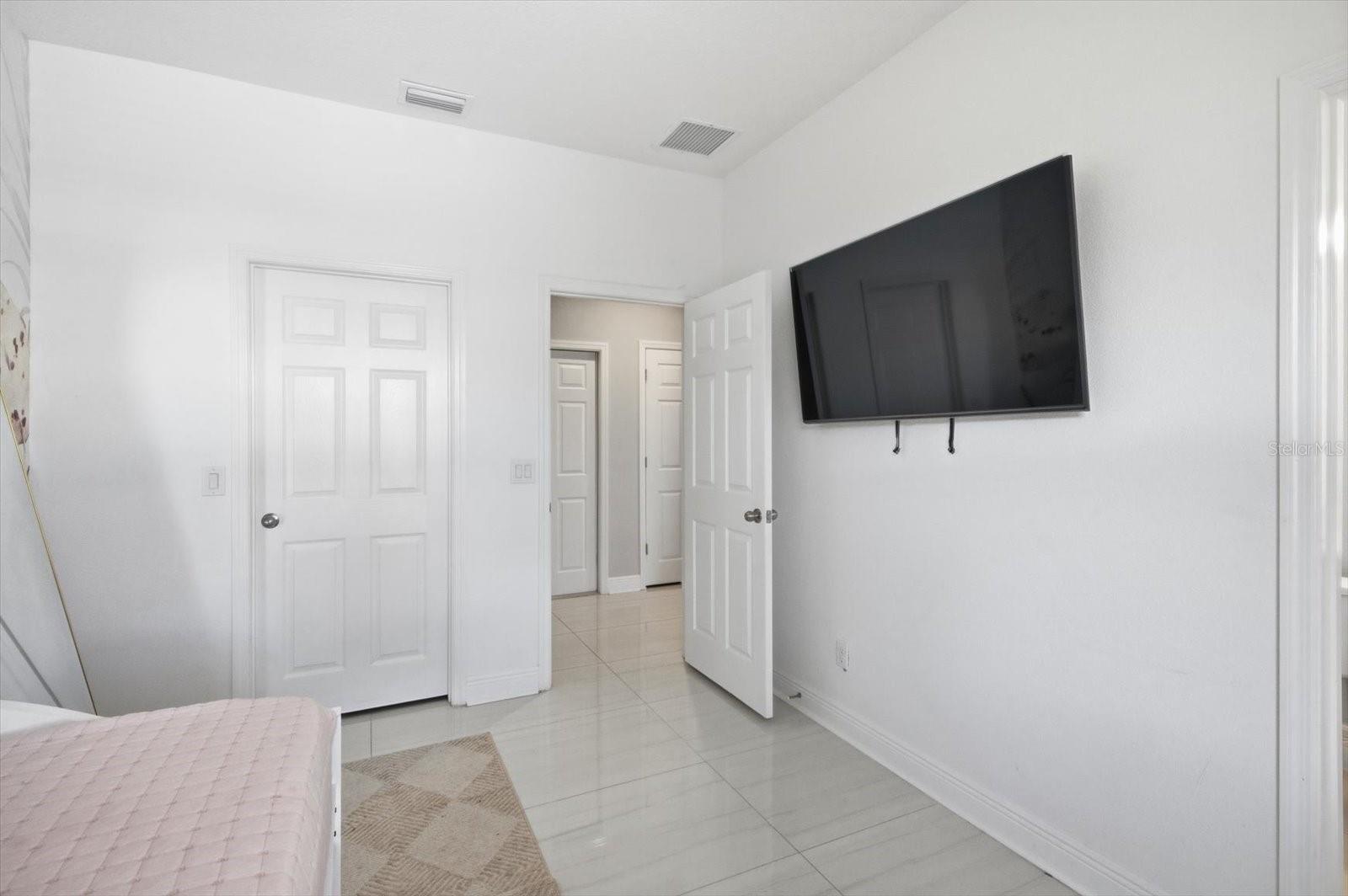 Image 32 of 58 For 612 Blackstone Street