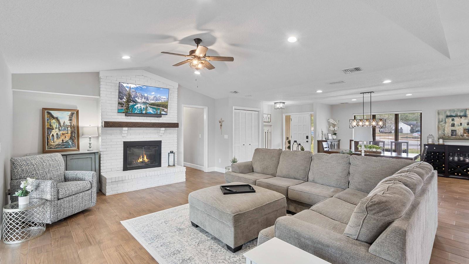 Image 7 of 27 For 517 Whisper Wood Drive