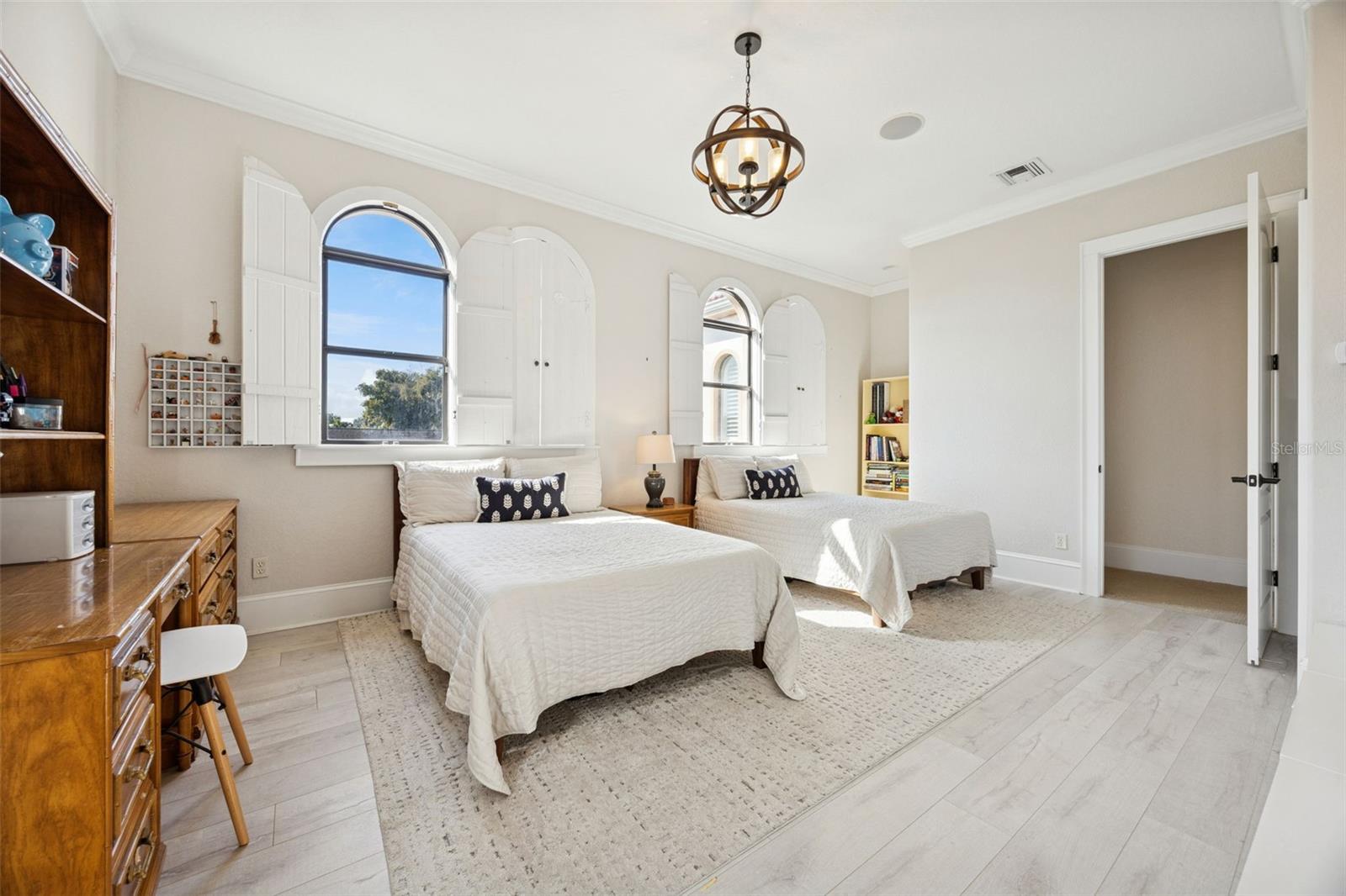 Image 22 of 65 For 2059 Woodlawn Drive