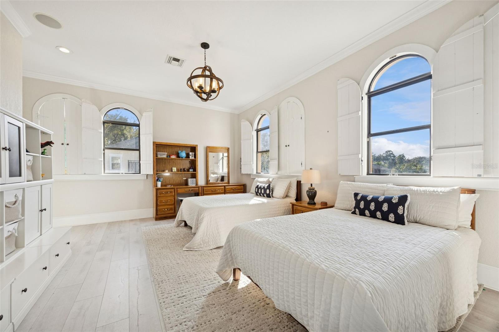 Image 23 of 65 For 2059 Woodlawn Drive