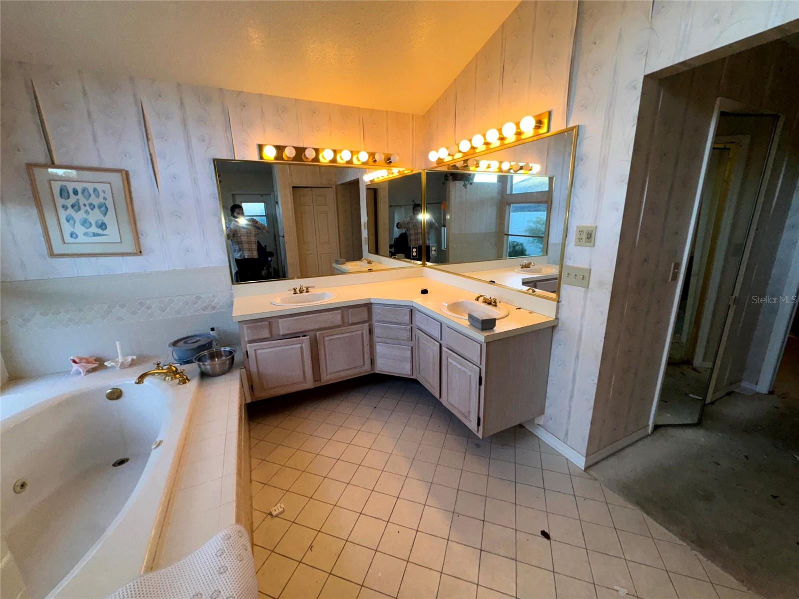 Image 13 of 21 For 905 Bearded Oaks Terrace