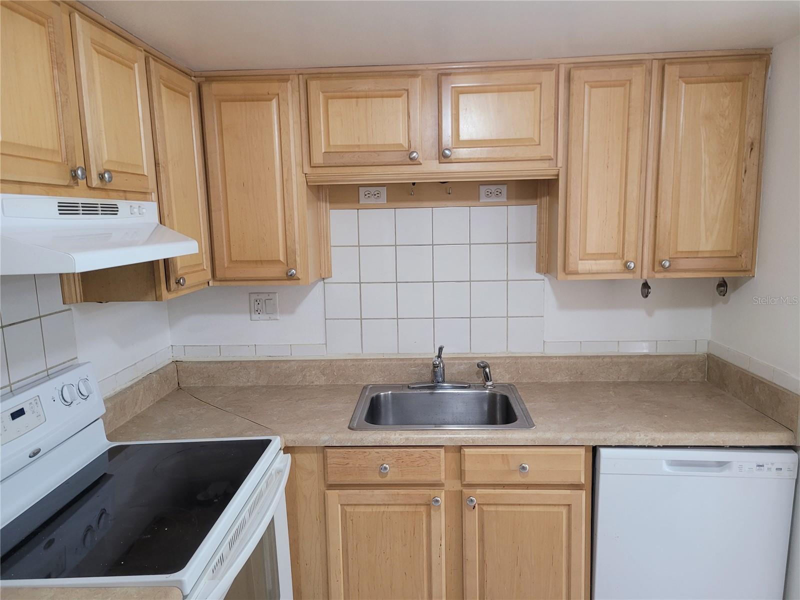 Image 19 of 36 For 200 Maitland Avenue 187