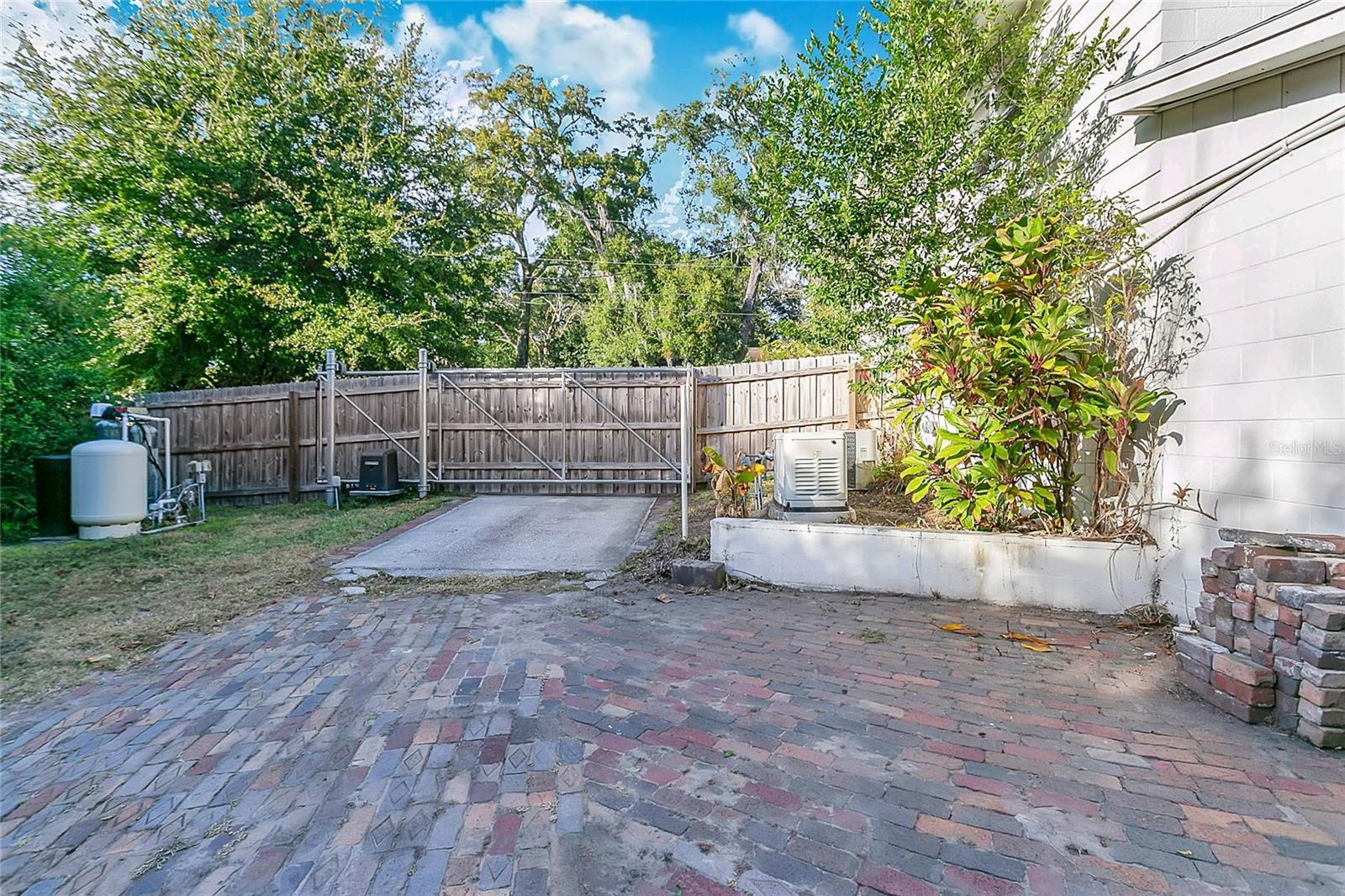 Image 35 of 49 For 2704 Mendelin Street