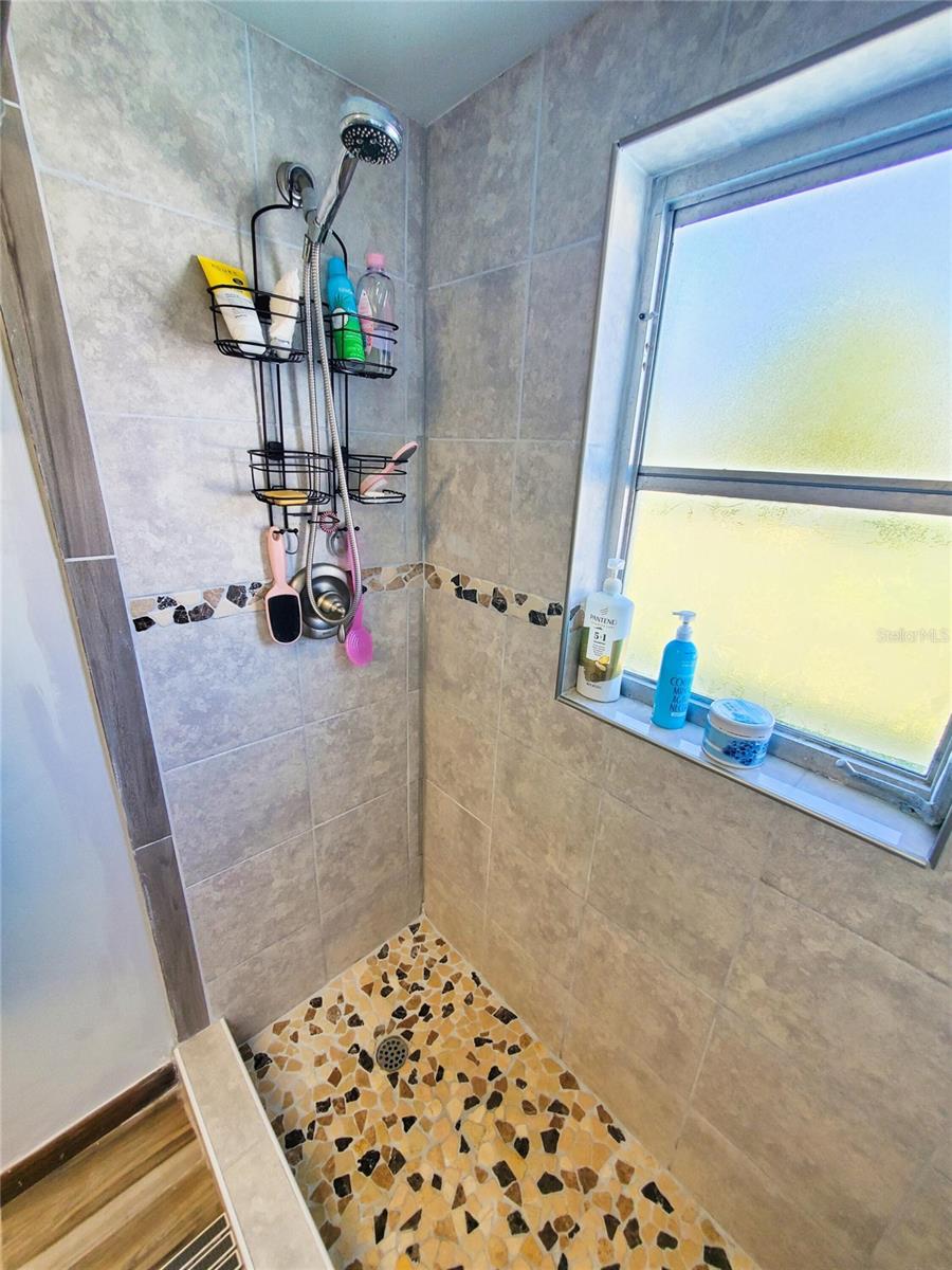 Image 17 of 30 For 4 Golfview Road