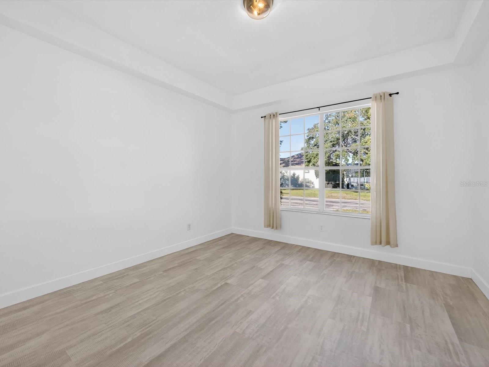 Image 19 of 47 For 411 Boxwood Drive