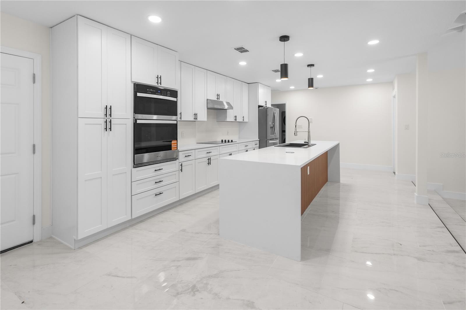 Image 7 of 33 For 2524 Blue Lake Court