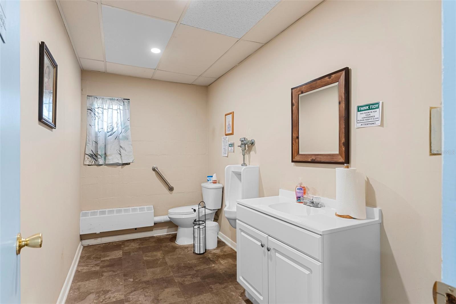 Image 28 of 90 For 201 University Avenue