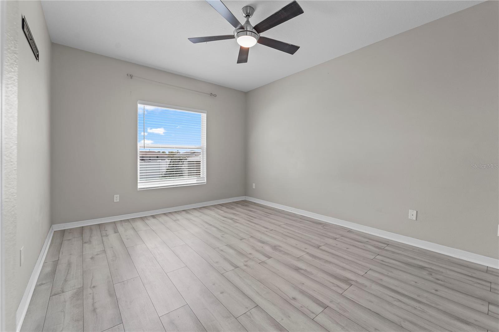 Image 8 of 13 For 407 Kestrel Drive