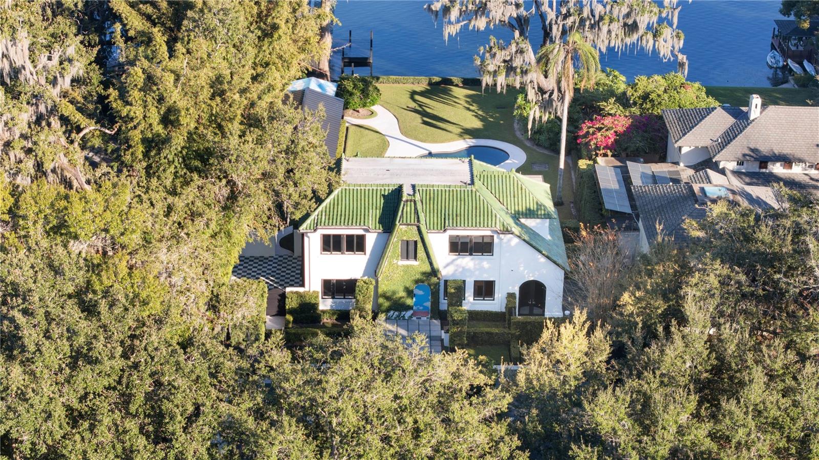 Listing photo id 0 for 1336 College Point