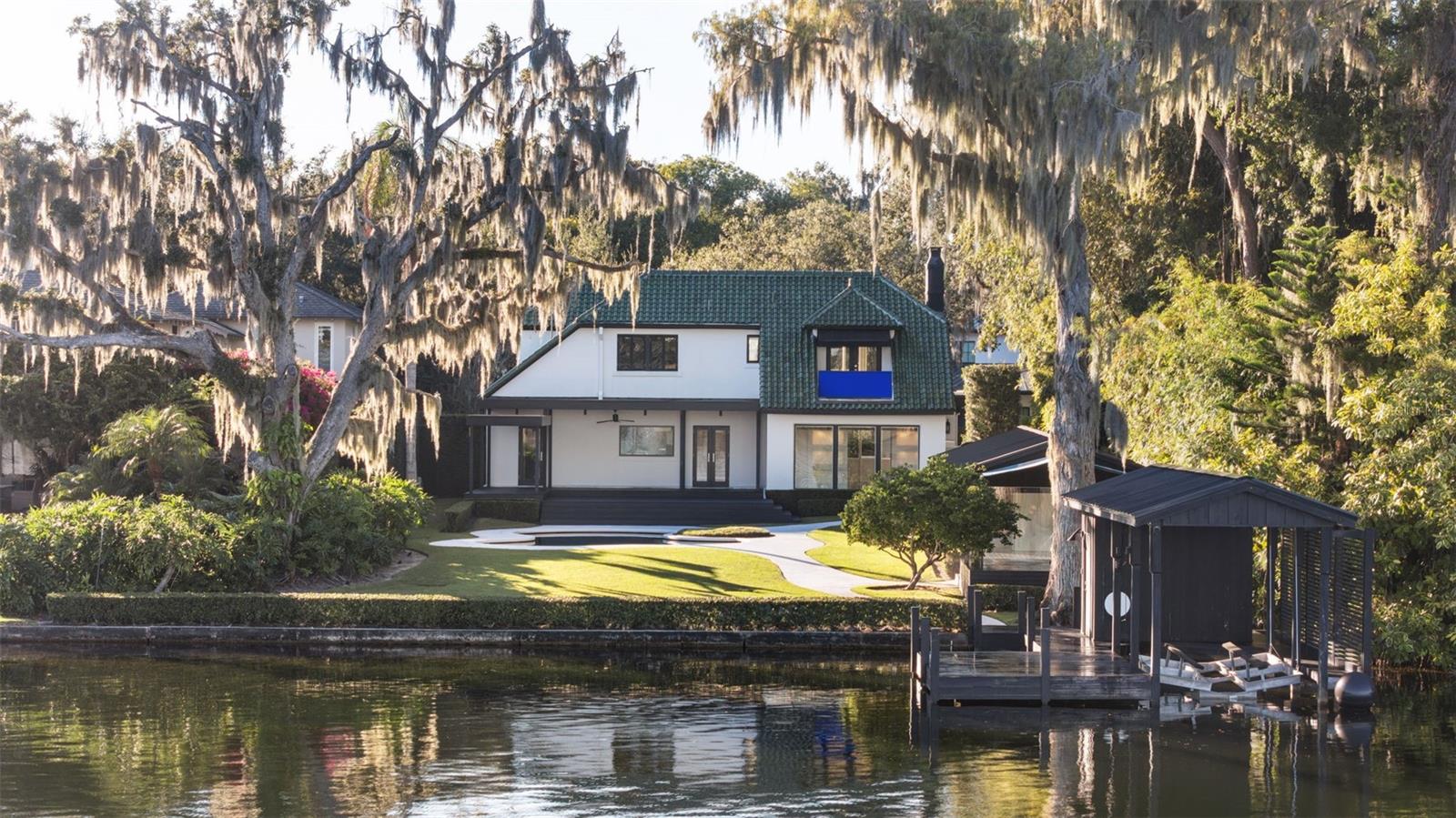 Listing photo id 1 for 1336 College Point