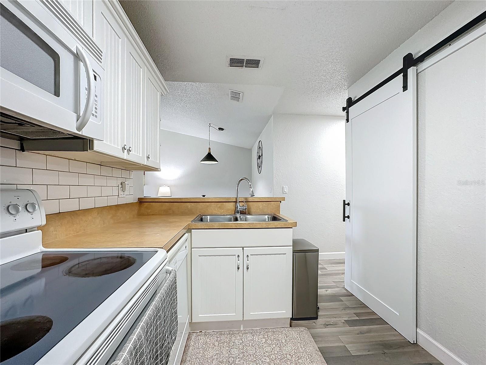 Image 12 of 60 For 3202 Queen Palms Court