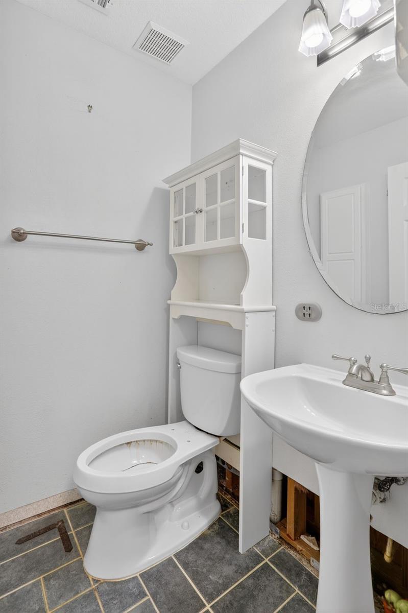 Image 18 of 53 For 912 Charing Cross Circle