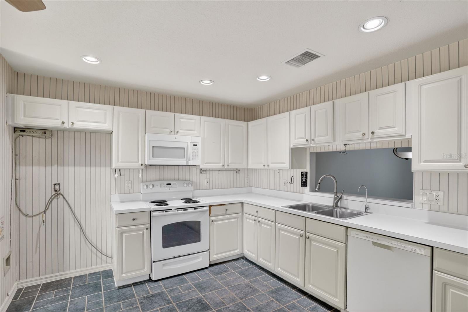 Image 35 of 53 For 912 Charing Cross Circle