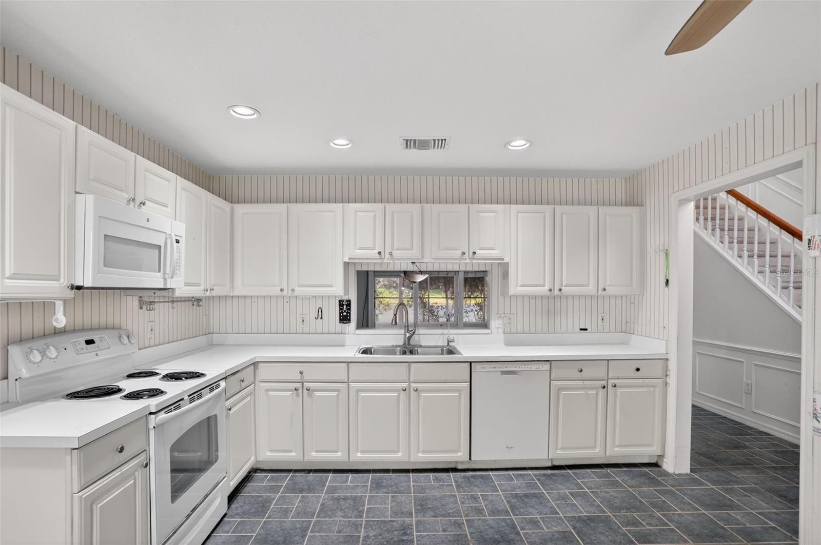 Image 5 of 53 For 912 Charing Cross Circle