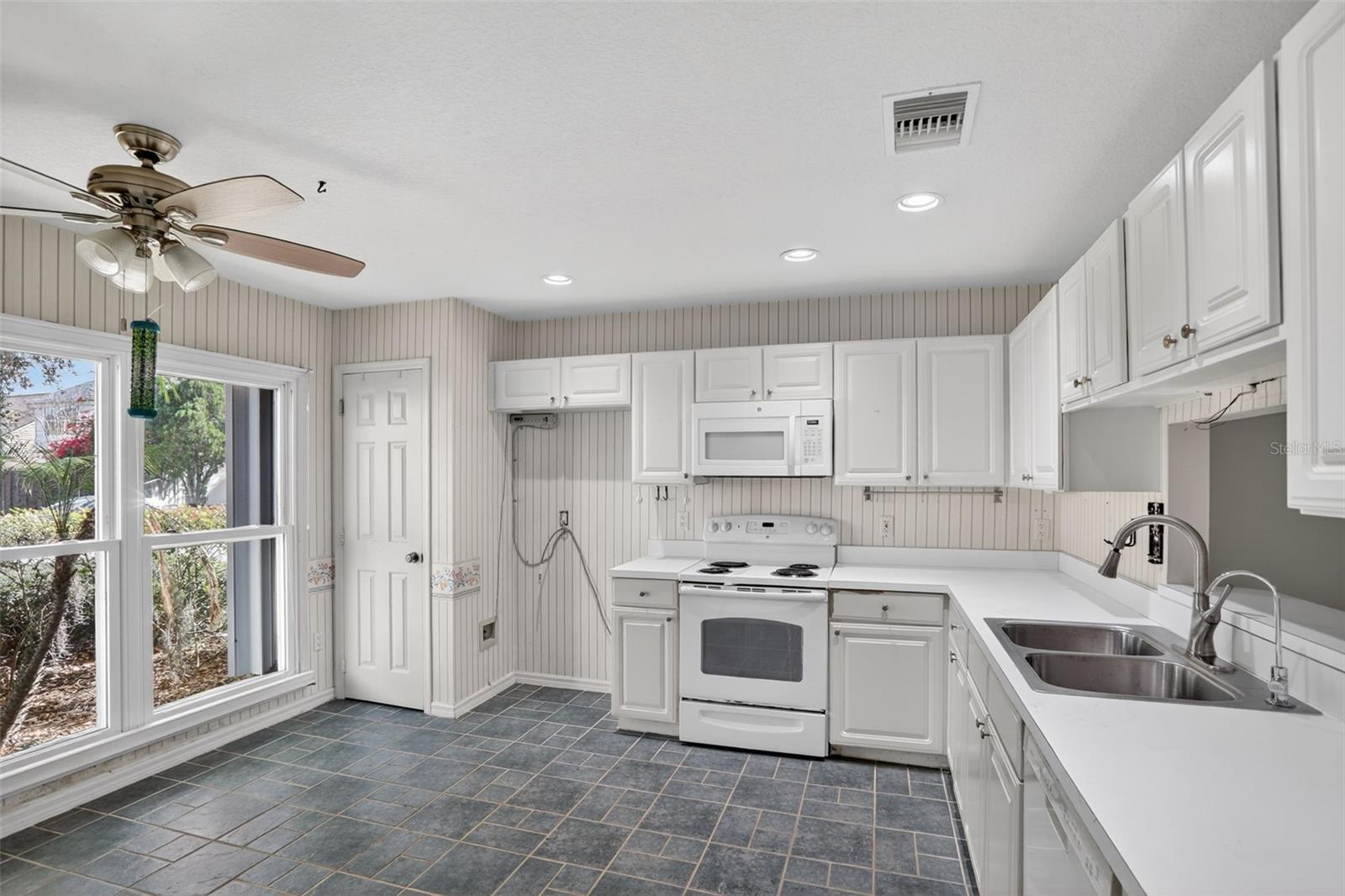 Image 6 of 53 For 912 Charing Cross Circle