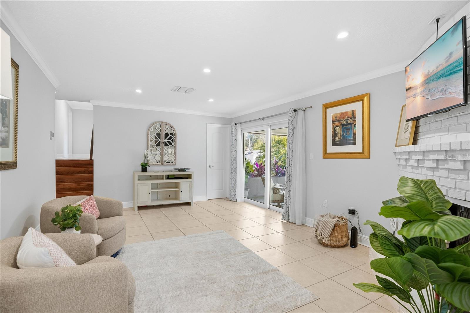 Image 13 of 35 For 557 Karen Avenue