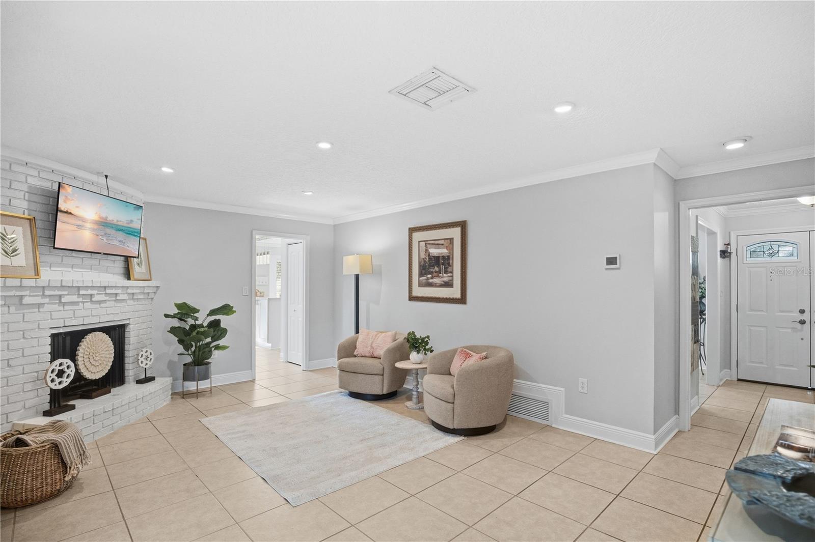 Image 14 of 35 For 557 Karen Avenue