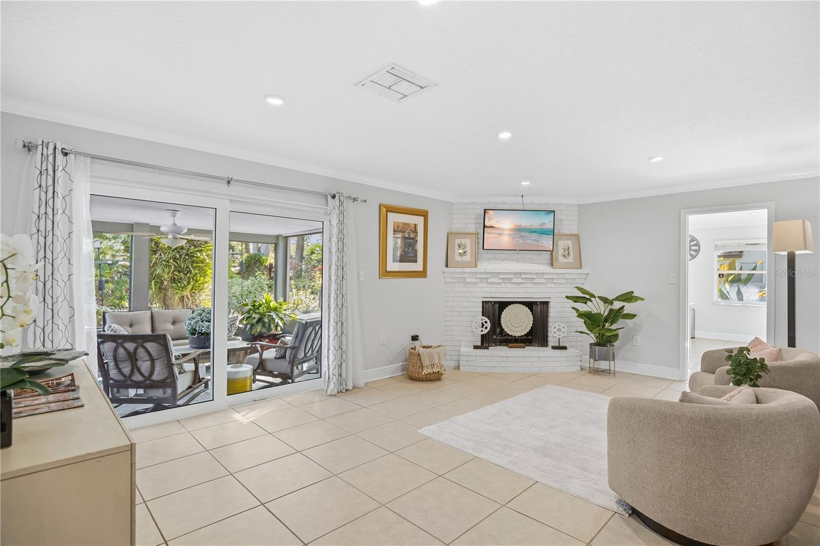 Image 15 of 35 For 557 Karen Avenue