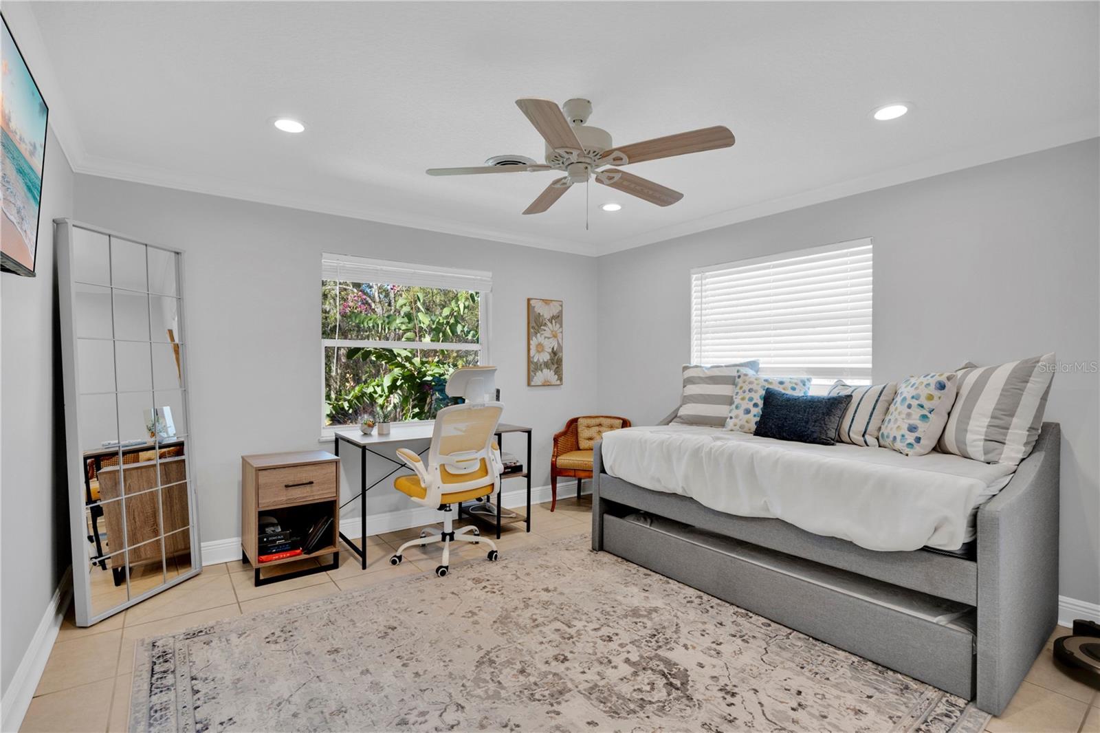 Image 21 of 35 For 557 Karen Avenue