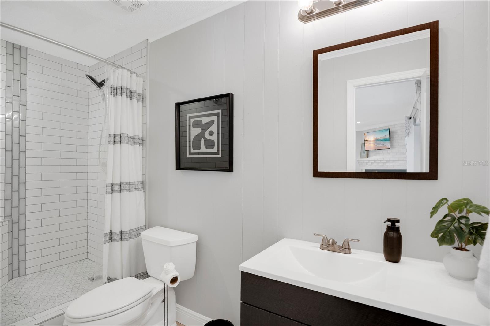 Image 22 of 35 For 557 Karen Avenue